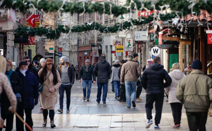Praznična atmosfera u Sarajevu: Posjetioci uživaju u jutarnjoj šetnji